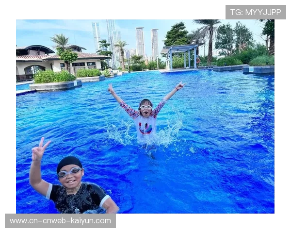 校园游泳比赛成同学盛会，选手观众共度欢乐时光。