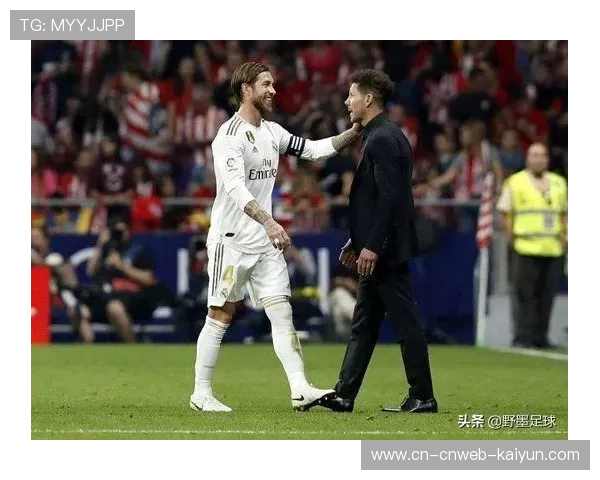 终场哨响，西蒙尼呆立场边凝视0-3比分牌