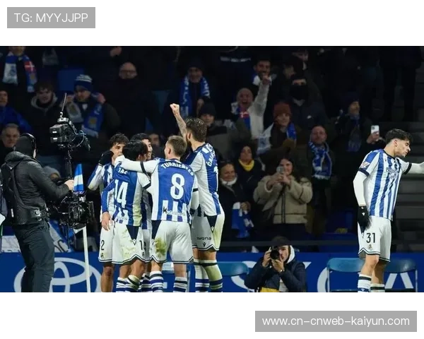 终场哨响,西蒙尼独自站在场边凝视积分榜,马竞争冠希望几近破灭